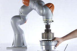 Sichere Zusammenarbeit von Mensch und Roboter – ganz ohne Schutzzaun: Der Leichtbauroboter LBR  iiwa von KUKA macht’s möglich. (Foto: KUKA) 