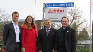 Familie Juchheim und Bürgermeister Thomas Schäfer (Seelbach) nach der Enthüllung der Gerhard-Juchheim-Strasse | Foto: JULABO
