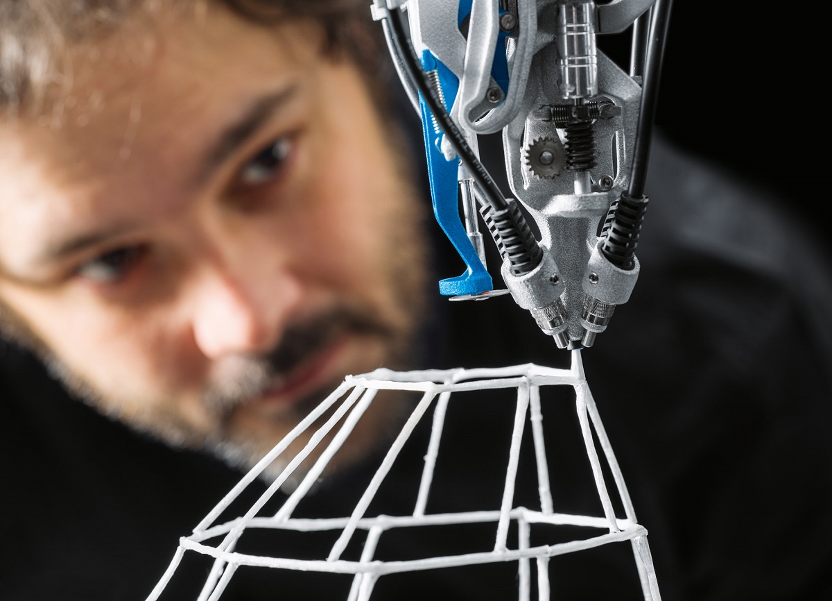 Mit dem 3D Cocooner hat Festo einen bionischen Technologieträger entwickelt, der die Vorteile von additiven Fertigungsverfahren mit der Präzisionssteuerung und Agilität eines industriellen High-Speed-Handlings vereint.