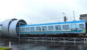 „Technik am Zug“ hat vor der voestalpine Stahlwelt seinen ersten Halt. | Foto: Verein TAZ 
