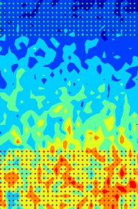 Glasbildung: Die dynamische Karte gibt die Geschwindigkeit der Teilchen in dem Modellsystem wieder, wobei langsamere Bereiche rot und orange, schnellere Bereiche blau gekennzeichnet sind. Rote Punkte zeigen an, wo der Übergang von der Schmelze zum Glas bereits stattgefunden hat. | Abb.: KOMET336, Institut für Physik, JGU
