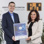 1. Platz des Industrial Usability Awards für Automation Studio. Die Auszeichnung halten Dr. Elke Deubzer (PMO) und Gernot Bachler (B&R) in den Händen. | Foto: B&R Automation