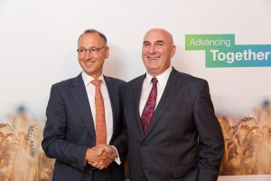 Werner Baumann (links), Vorsitzender des Vorstands der Bayer AG, und Hugh Grant, Chairman und Chief Executive Officer von Monsanto. | Foto: Bayer