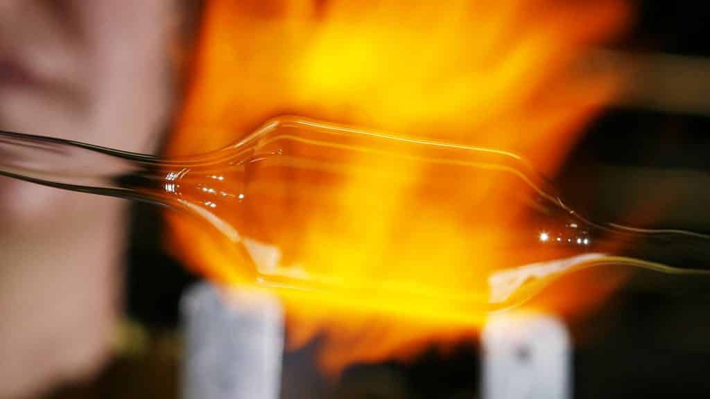 Die Herstellung von Glas entwickeln Materialforscher der Universität Jena weiter. Sie wollen ein Verfahren zur thermischen Härtung von sehr dünnem Glas in die Praxis überführen. | Foto: Jens Meyer/Uni Jena