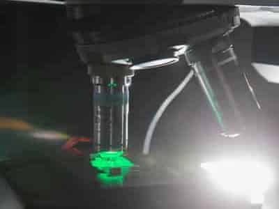 Raman-Spektroskopie -Mit einem Raman-Mikrospektroskop werden die spezifischen Schwingungsspektren von auf einem Chip gefangenen Bakterien erfasst. | Foto: Sven Döring/ Leibniz-IPHT