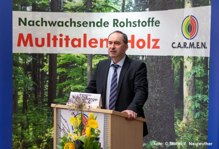 Staatsminister Hubert Aiwanger bei der Eröffnung des 28. C.A.R.M.E.N.-Forums  (Wasserstoff und seine Chancen)| Foto: StMWi:E. Neureuther