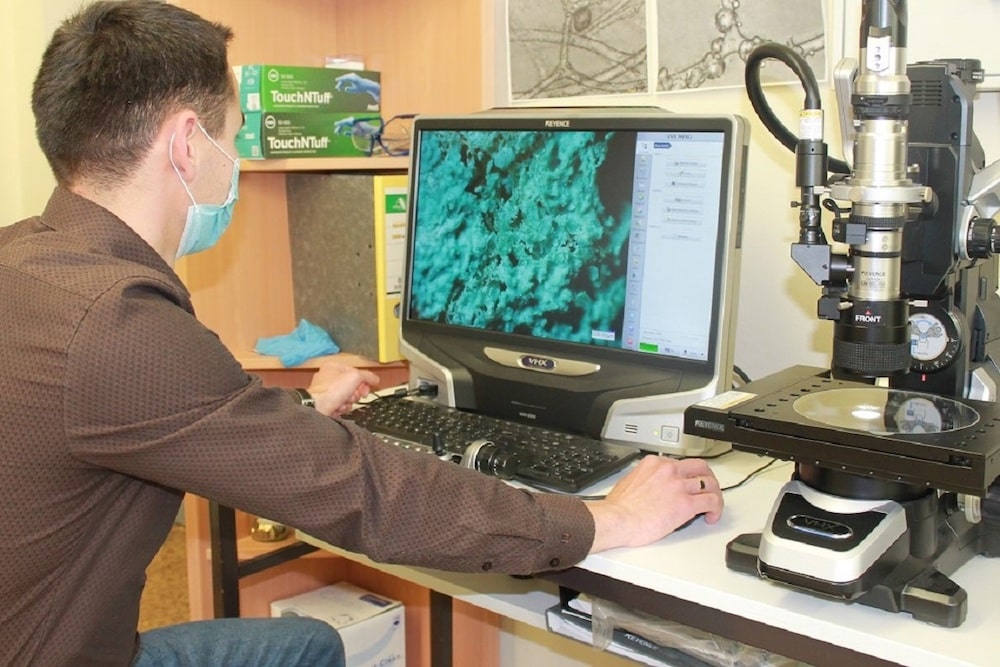 Industrieller, biobasierter Filter: Unter dem digitalen Licht-Mikroskop analysiert Dr. Iarsolav Petrenko die Struktur des Atacamit-Spongins. | Foto: TU Bergakademie Freiberg