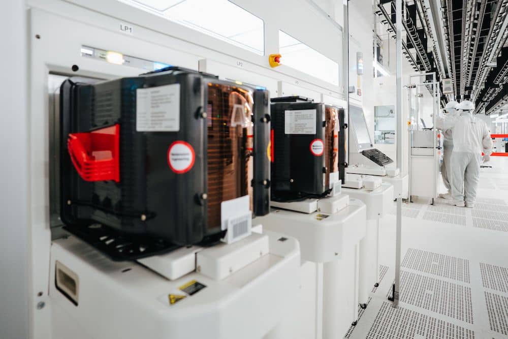 Ein Einblick in den Reinraum der neuen High-Tech-Chip Fabrik in Villach: Die Wafer werden in Boxen sogenannten "Foubs" vollautomatisiert zu den Bearbeitungsstationen transportiert | Foto: Infineon