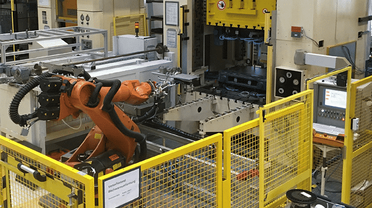 Presshärteprozess bei der Blechbearbeitung am Fraunhofer IWU in Chemnitz. Die Maschinendaten werden ausgewertet, um den Prozess durch ML noch effizienter zu gestalten. | Foto: Fraunhofer IWU