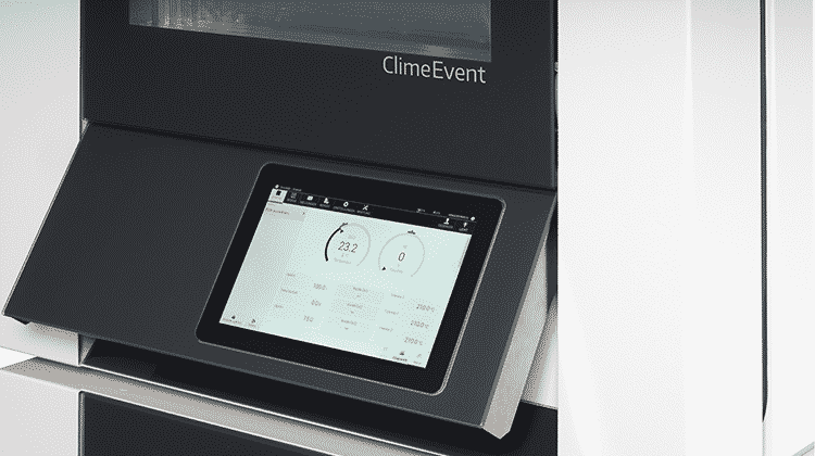 Das Bedienpanel der ClimeEvent Geräte wurde auf 10“ vergrößert und lässt sich nach Gebrauch in die Gerätefront einklappen. | Foto: Weiss Technik GmbH