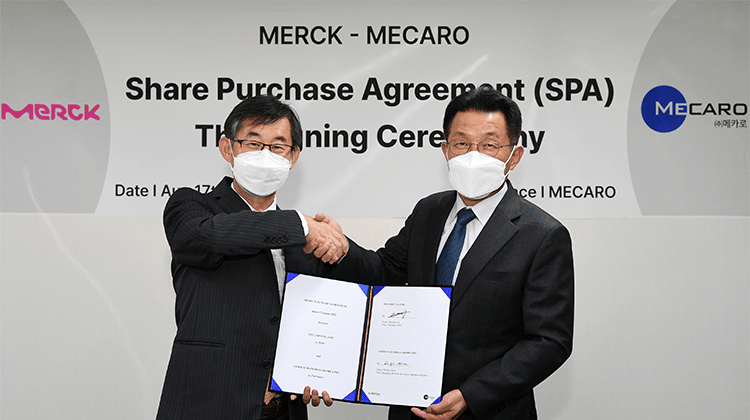 Woo Kyu Kim (Merck) und Jae Jung Lee (Mecaro) bei der Vertragsunterzeichnung. | Foto: Merck