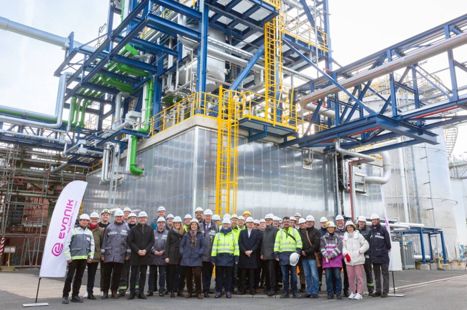 Foto: Das Projektteam und weitere geladene Gäste besichtigten den neuen Anlagenteil des MMP-Betriebs bei Evonik in Wesseling. | Foto: Evonik
