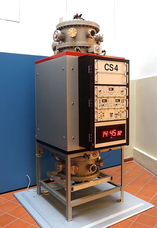 Atomuhr CS4 caesium clock, Physikalisch-Technische Bundesanstalt, Braunschweig, 1992 | Foto: Daderot, CC0, via Wikimedia Commons