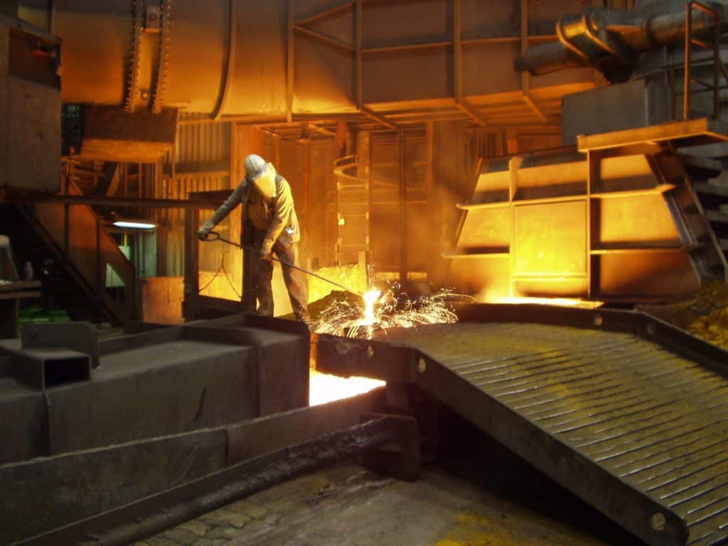 Probenehmer am Hochofen von ThyssenKrupp Steel in Duisburg. Der Hochofen erzeugt unter Einsatz von Kohle Roheisen als Vorprodukt der Stahlherstellung – und ist damit der größte CO2-Emittent im Stahlerzeugungsprozess. | Foto: WV Stahl/tks