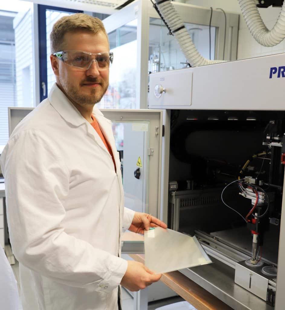 Clemens Kubeil bereitet im Elektrolyse-Labor des Fraunhofer IFAM eine Membran für die Beschichtung vor | Foto: Fraunhofer IFAM Dresden